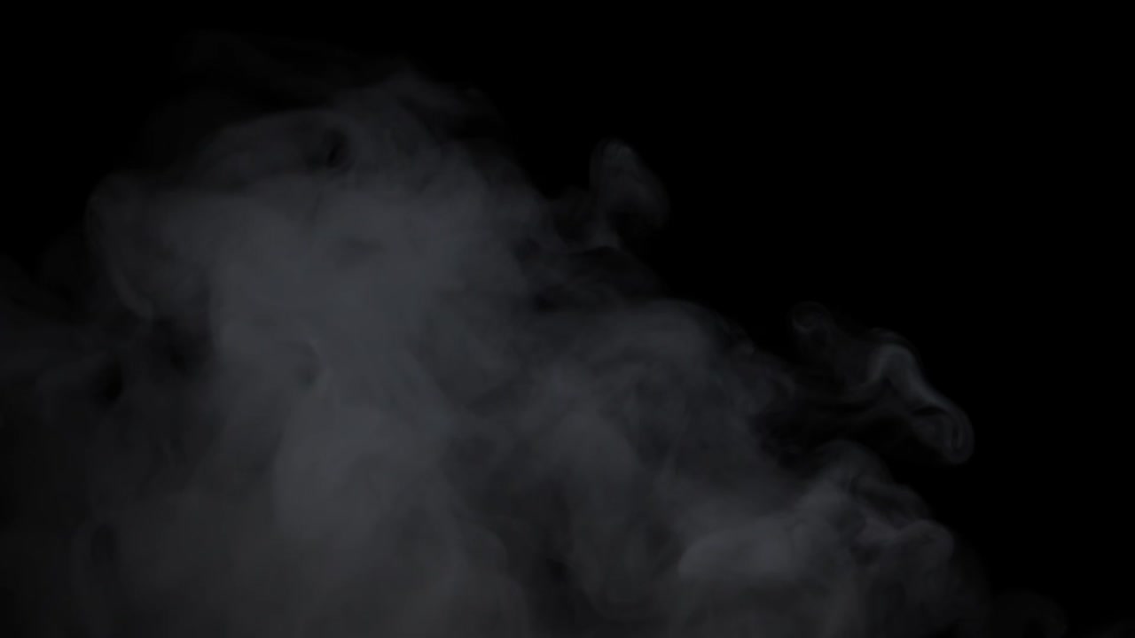 Fumo bianco secco che sale verso il cielo e si diffonde nell'aria, slow motion
