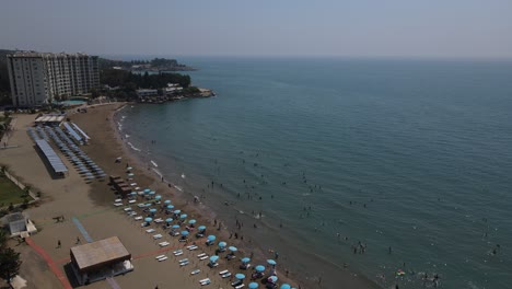 Strandmenschen-Schwimmen-Im-Meer