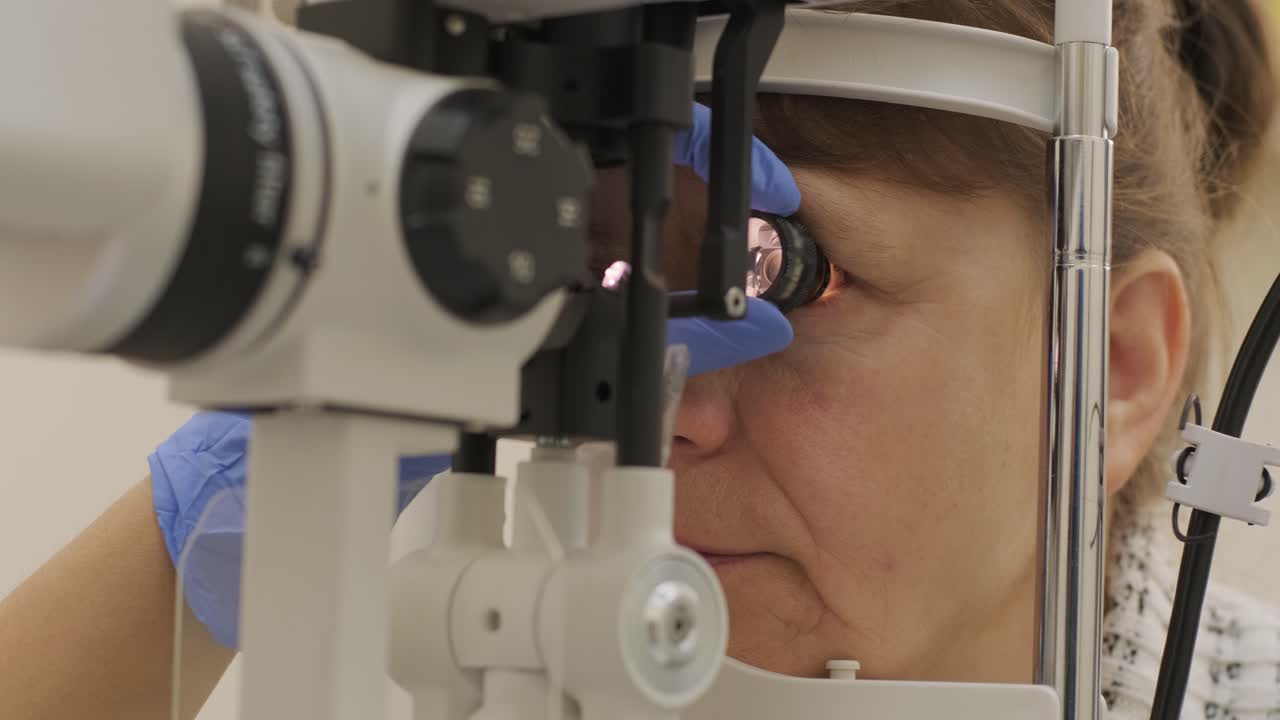Selective Laser Trabeculoplasty. General diagnosis of eye diseases. Ophthalmology gonioscopy lens