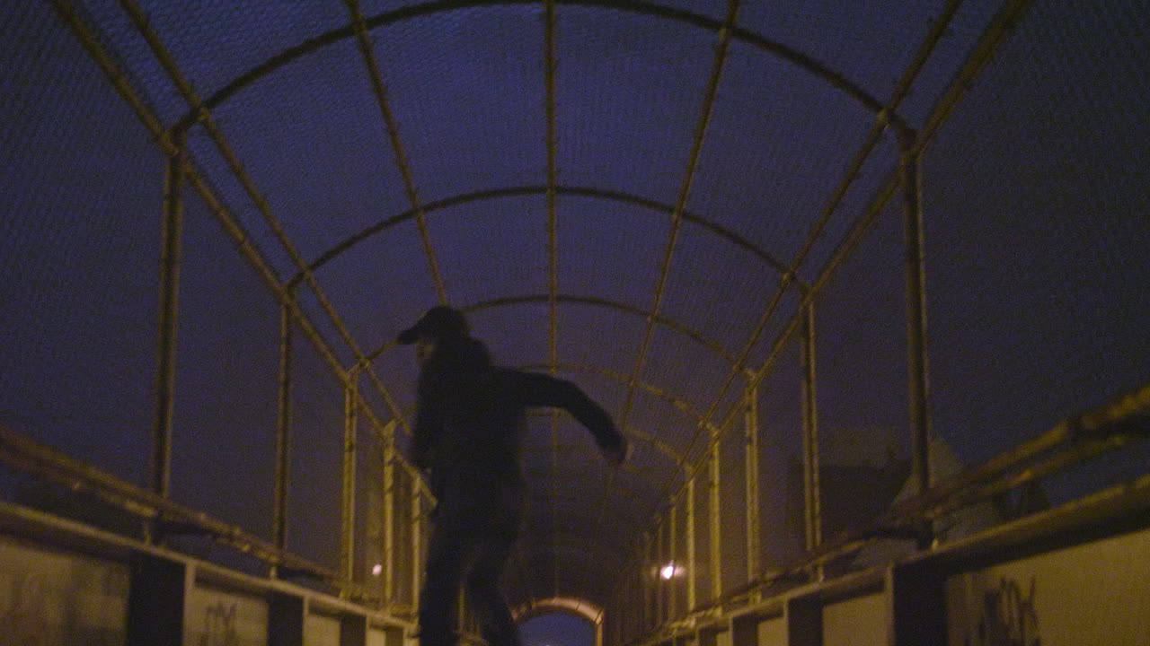 hombre afroamericano huyendo con miedo