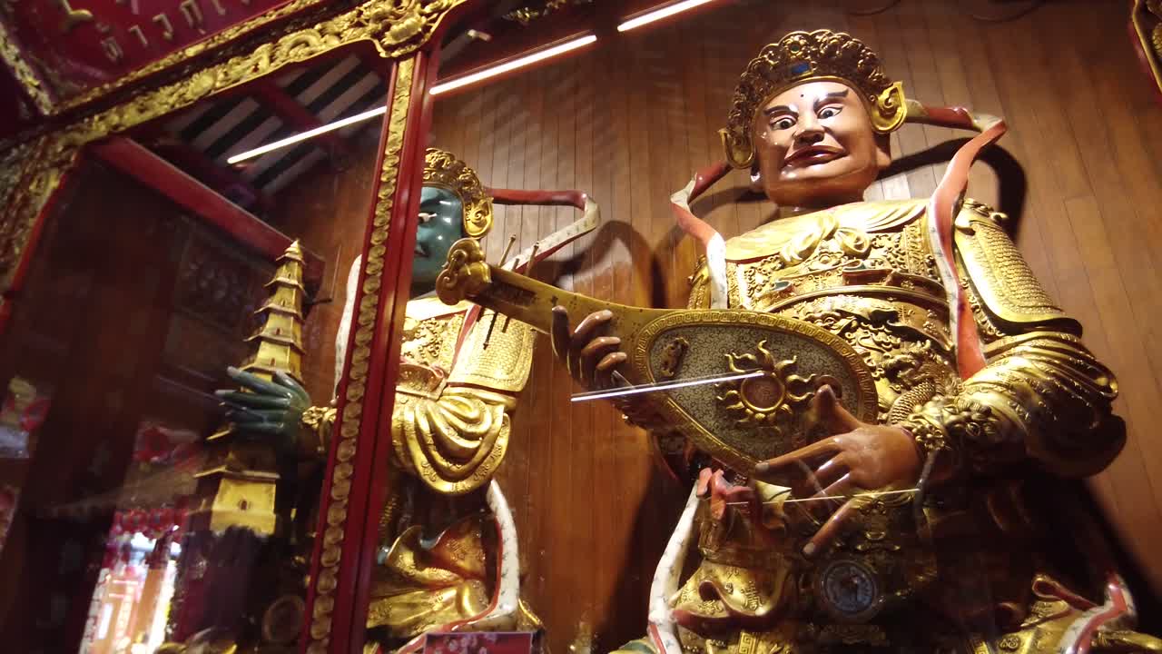 vaisramana, 북쪽의 신 또는 부의 신 및 dhatarattha, 와트 mangkon kamalawat, 방콕, 태국에 위치한 동쪽의 신의 영상