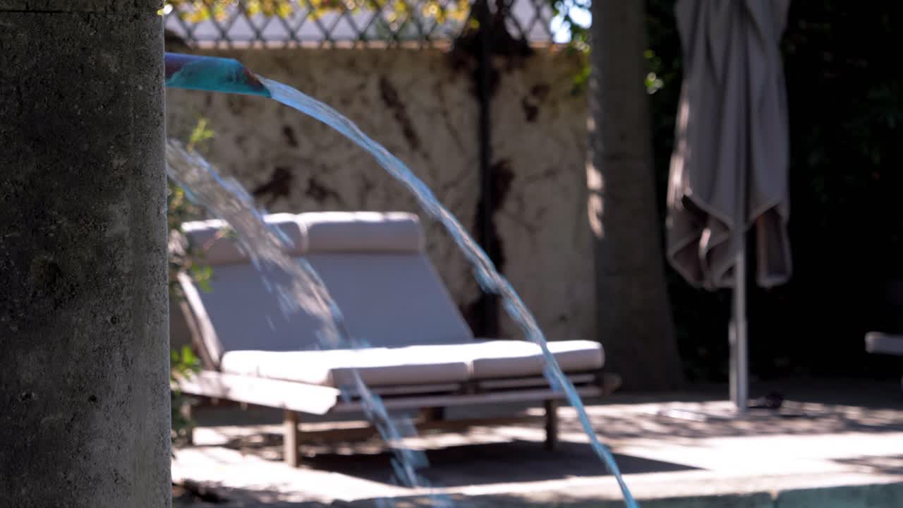 프랑스 남부 에 있는 성 의 아름다운 정원 에 있는 물  의 근접 사진