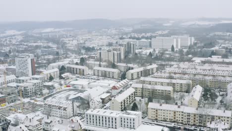 vistas aéreas de drones de la ciudad estudiantil de göttingen durante el invierno en fuertes nevadas