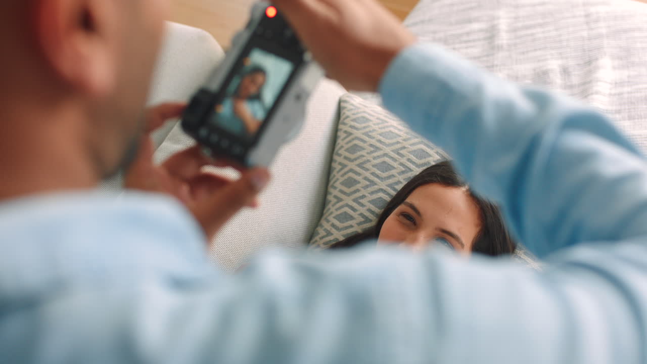 휴식을 취하고, 커플과 소파 사진을 찍고 재미있게 친해지세요