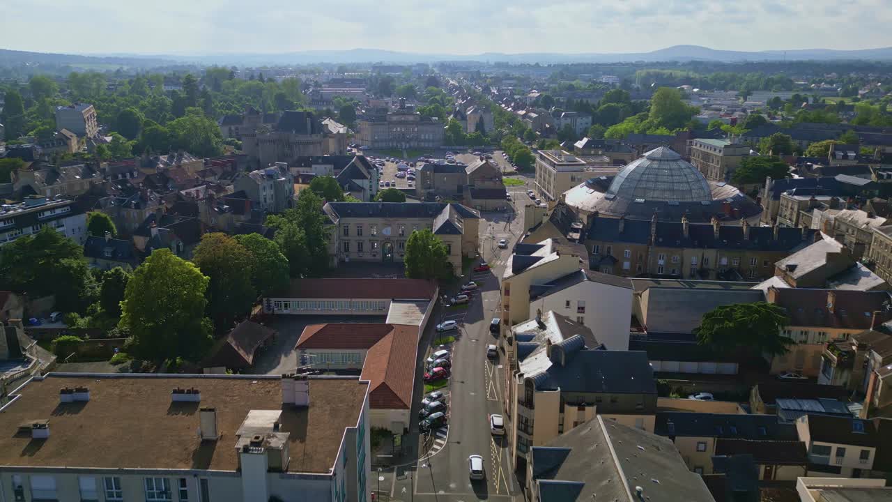 프랑스 노르망디 주 오른의 알렌콘 공작 성을 배경으로 한 할레 오 블레 (halle au ble) 또는 밀 시장