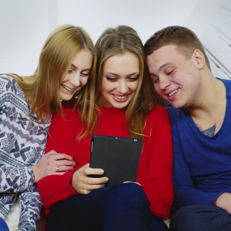 Freunde-Haben-Spaß-Mit-Skype-Auf-Einem-Tablet