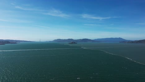 Toma-Amplia-Y-Distante-De-La-Isla-De-Alcatraz-En-La-Bahía-De-San-Francisco.