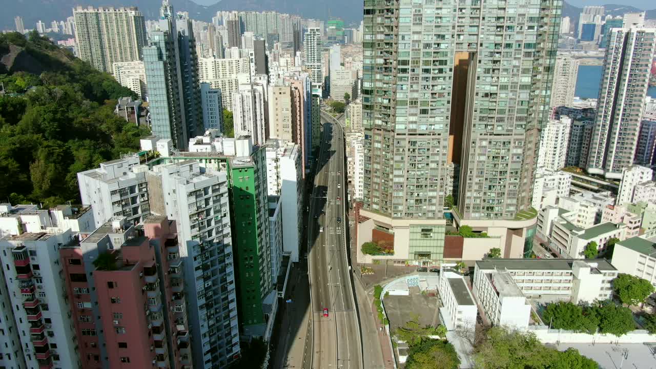 toma aérea de mega rascacielos residenciales y tráfico en el centro de hong kong, en un hermoso día