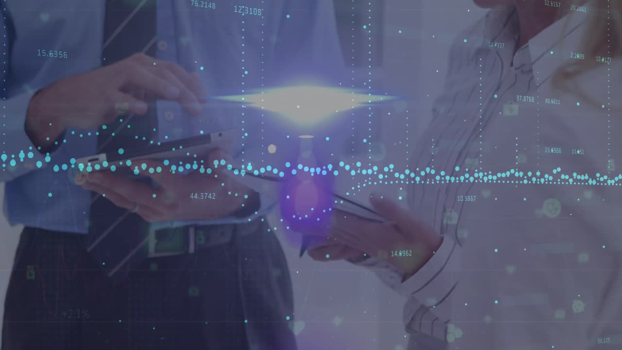 animación del procesamiento de datos financieros sobre diversos empresarios que utilizan teléfonos inteligentes