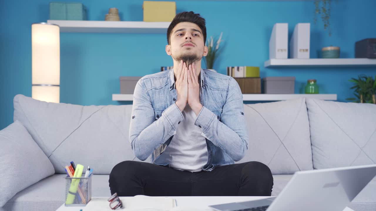 el joven deprimido se pone nervioso y estresado.