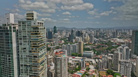 Antena-De-La-Ciudad-De-Panamá-V78-Sobrevuelo-Cinematográfico-De-Drones-A-Través-De-Punta-Paitilla-Y-El-Vecindario-De-Obarrio-Capturando-El-Paisaje-Urbano-Del-Centro-Metropolitano-Durante-El-Día---Filmado-Con-Mavic-3-Cine---Marzo-De-2022