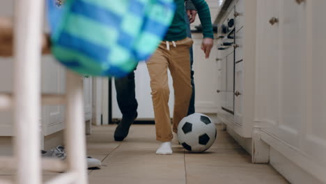 Vater-Und-Sohn-Spielen-Fußball-In-Der-Küche-Und-Treten-Fußball.-Kind-Genießt-Das-Spiel-Mit-Papa-Zu-Hause