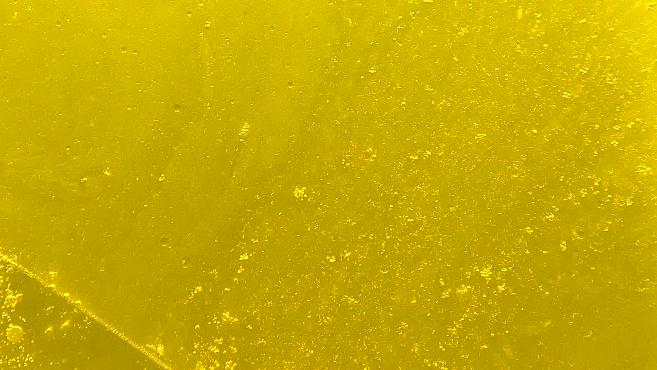 Fond en gros plan de bulles d'huile pétillantes.