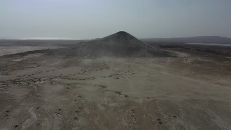 vista aérea sobre el paisaje árido seco hacia el volcán de lodo en el parque nacional hingol
