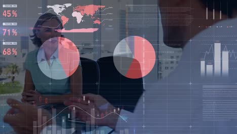 animación del procesamiento de datos financieros sobre los empresarios caucásicos