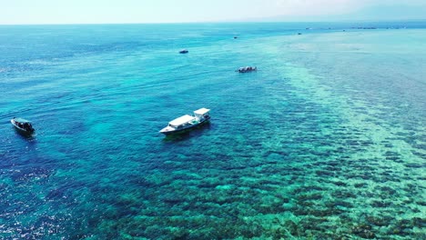 islas bermuda, barcos flotando en el agua de mar turquesa perfectamente clara sobre el arrecife de coral, panorama aéreo