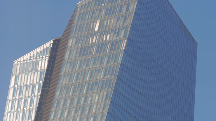 Edifício do Banco Central Europeu. Movimento de Câmera para Baixo