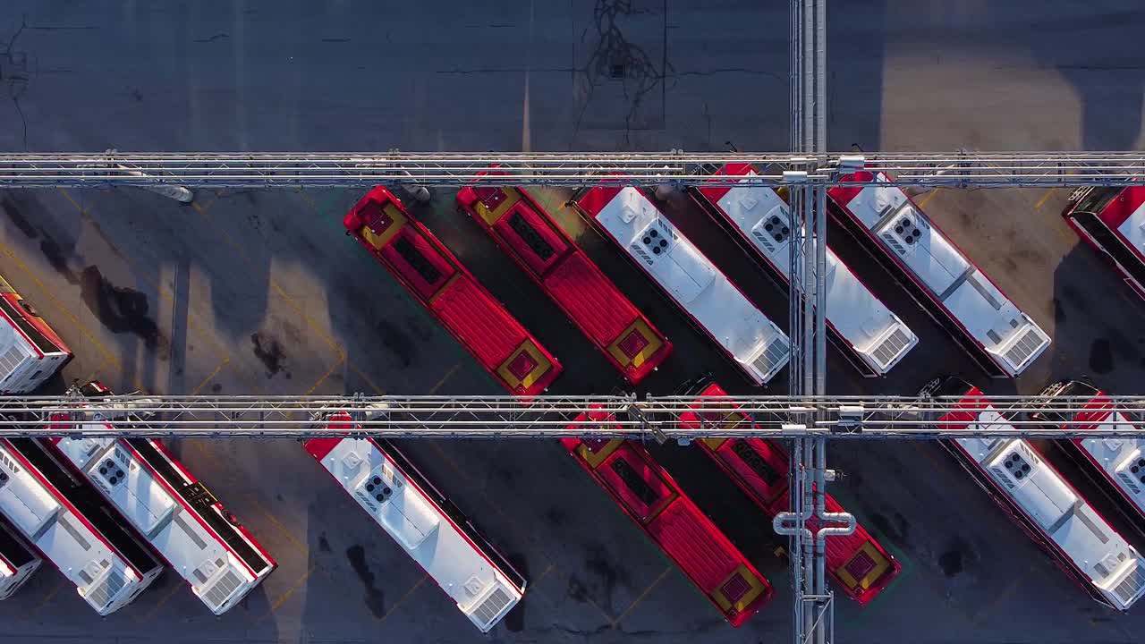 대형 운영, 유지보수 및 저장 시설에서 ttc 대중교통 버스 위에서 아래로 확대