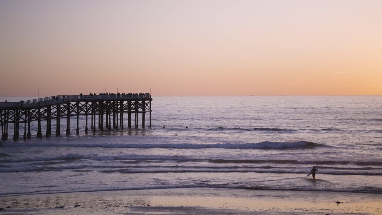 pacific beach california puesta de sol con olas rompiendo en la playa - lado derecho del muelle, hora azul
