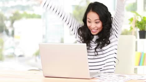 Casual-asian-businesswoman-using-laptop