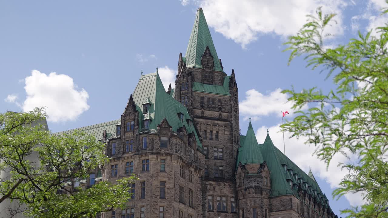 edificio de la confederación en el centro de ottawa, canadá - cámara lenta de 4k en un día soleado de verano