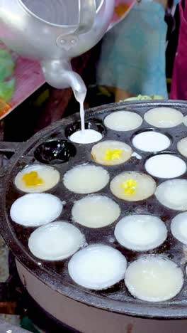 cocinando panqueques tradicionales en el mercado flotante de bangkok