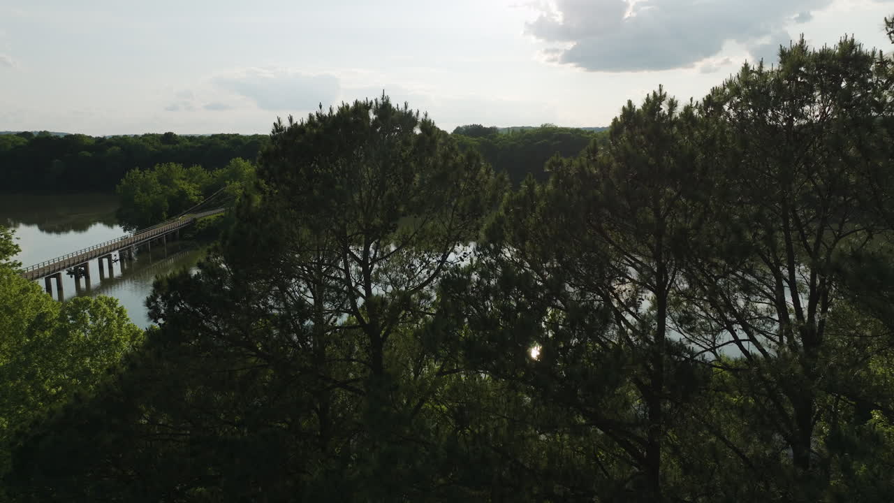 평화롭고 웅장 한 시코야 호수 는 울창 한 숲 으로 둘러싸여 있다