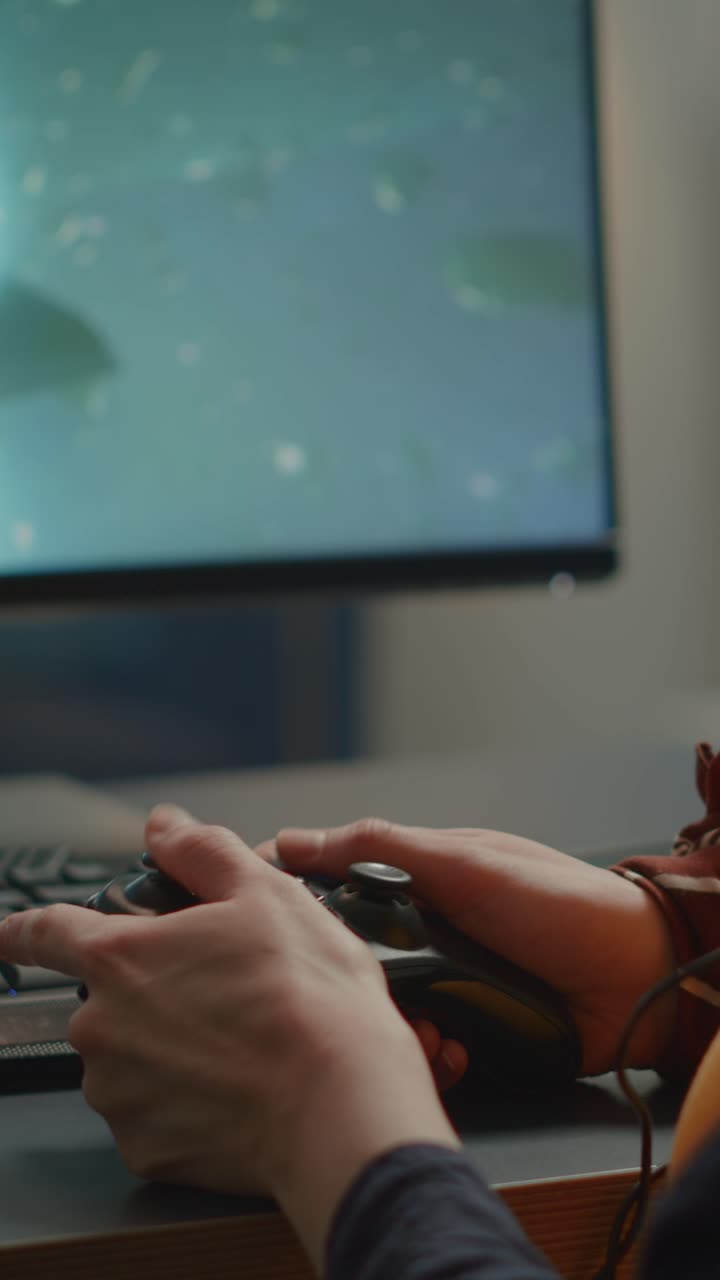Persona che gioca a un videogioco con controller