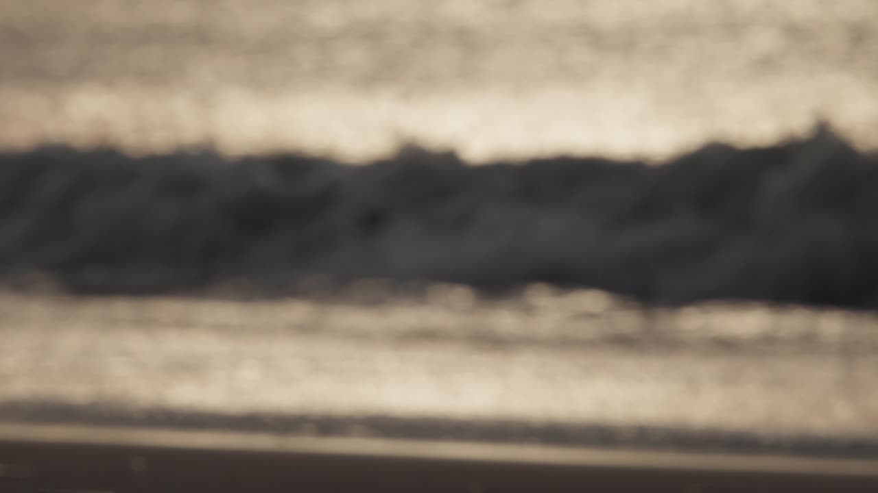 Tramonto sfocato sulla spiaggia