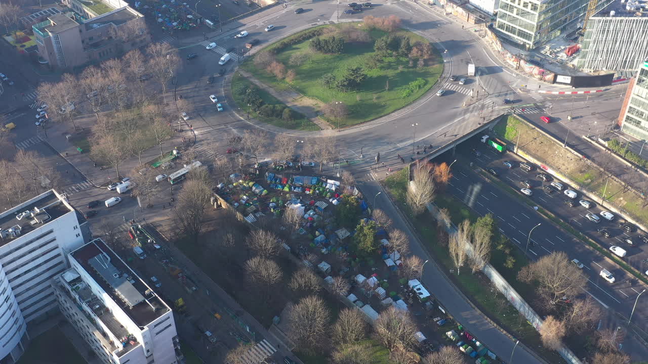 파리 순환 교차로 에 사는 이민자, 노숙자, 극적인 사회적 안테나