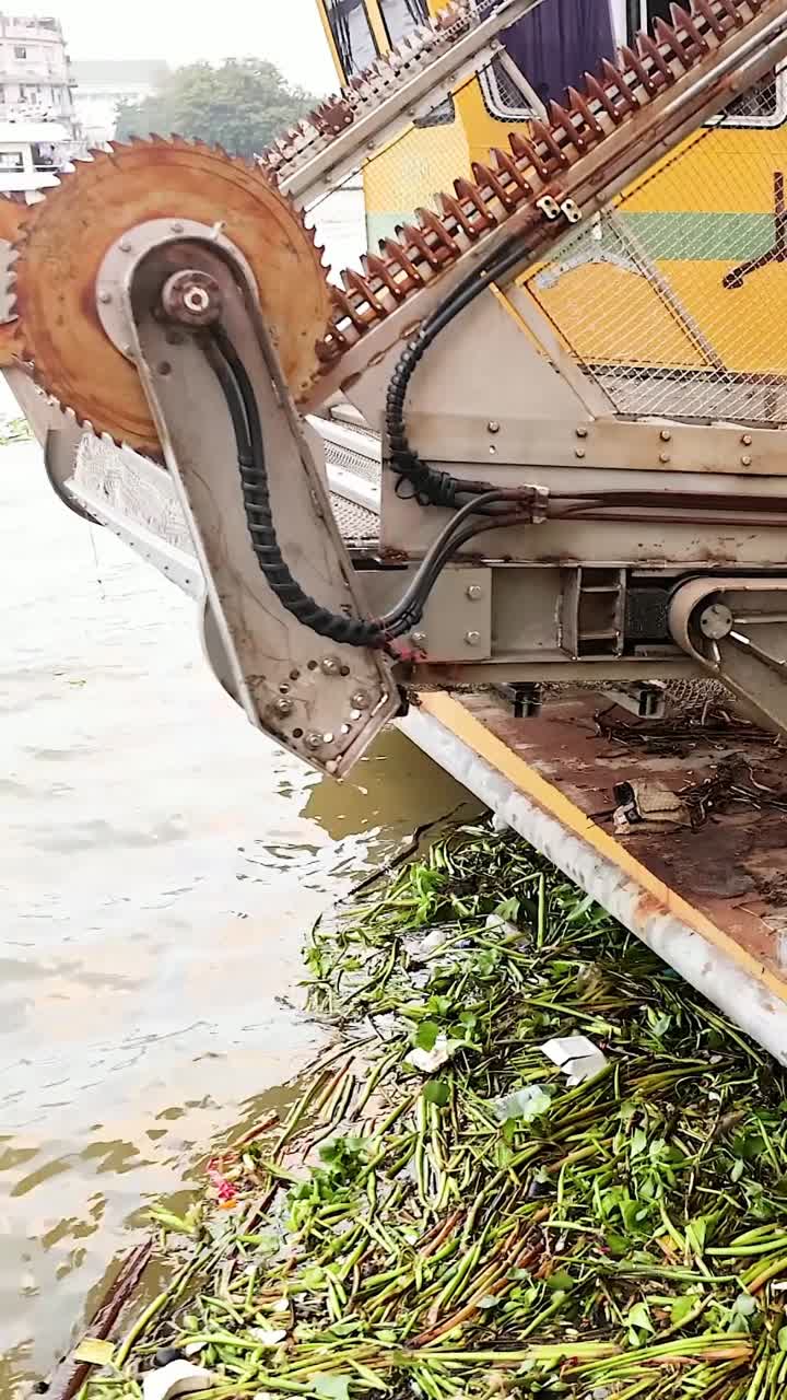 barco quitando escombros del río bangkok