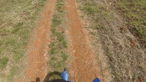 Motociclista-Cruzado-De-Tierra-Montando-Fuera-De-La-Carretera