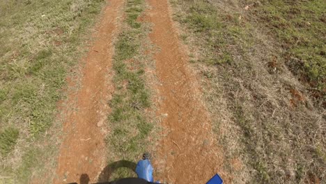 motociclista cruzado de tierra montando fuera de la carretera