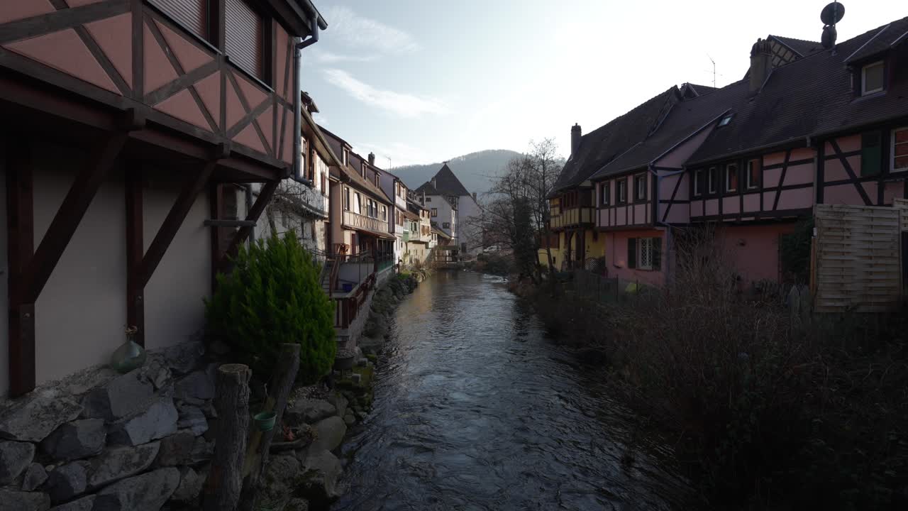 el río weiss fluye a través de kaysersberg, francia, la ciudad medieval con arquitectura de madera
