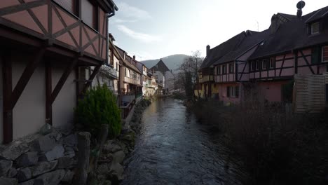 Arroyo-Del-Río-Weiss-A-Través-De-Kaysersberg,-Francia,-La-Ciudad-Medieval-Con-Arquitectura-De-Entramado-De-Madera