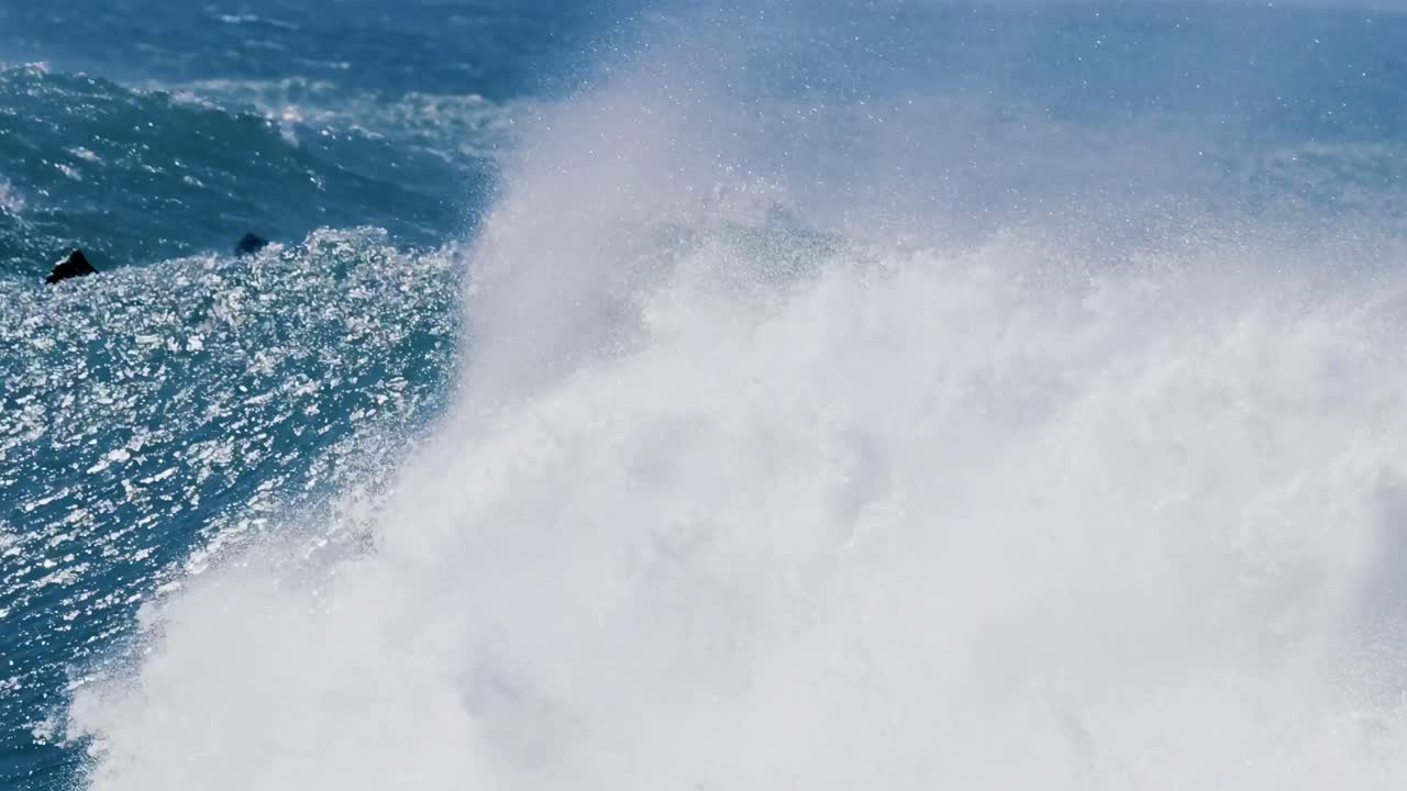 серферы, плавающие по мощным волнам в суровых условиях тихого океана