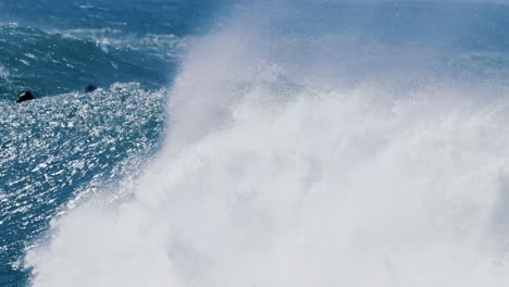 surfistas navegando por poderosas olas de barril en las duras condiciones del océano pacífico