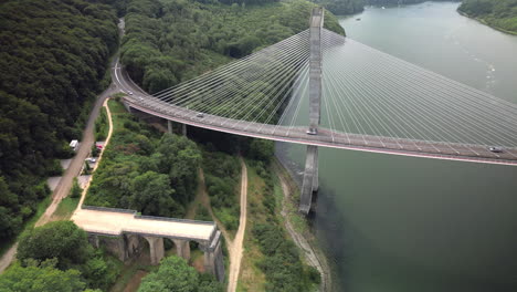 dolly hacia arriba con antena pan de un puente colgante sobre un río