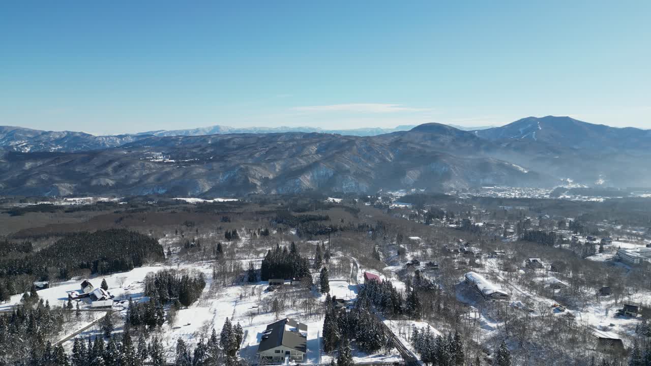 vista aérea acercándose a la cordillera nevada en niigata