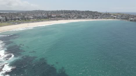 Panorama-Von-Bondi-Beach-Mit-Blauem-Meer-Im-Sommer---Bondi-Icebergs-Pool-In-NSW,-Australien