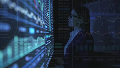 la mujer de negocios trabajando en la pantalla del sensor en la oficina oscura