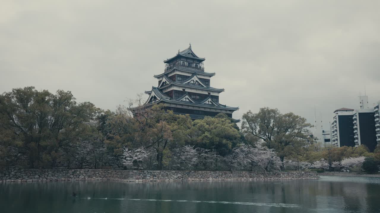 castillo matsumoto en la ciudad de matsumoto, japón - toma amplia