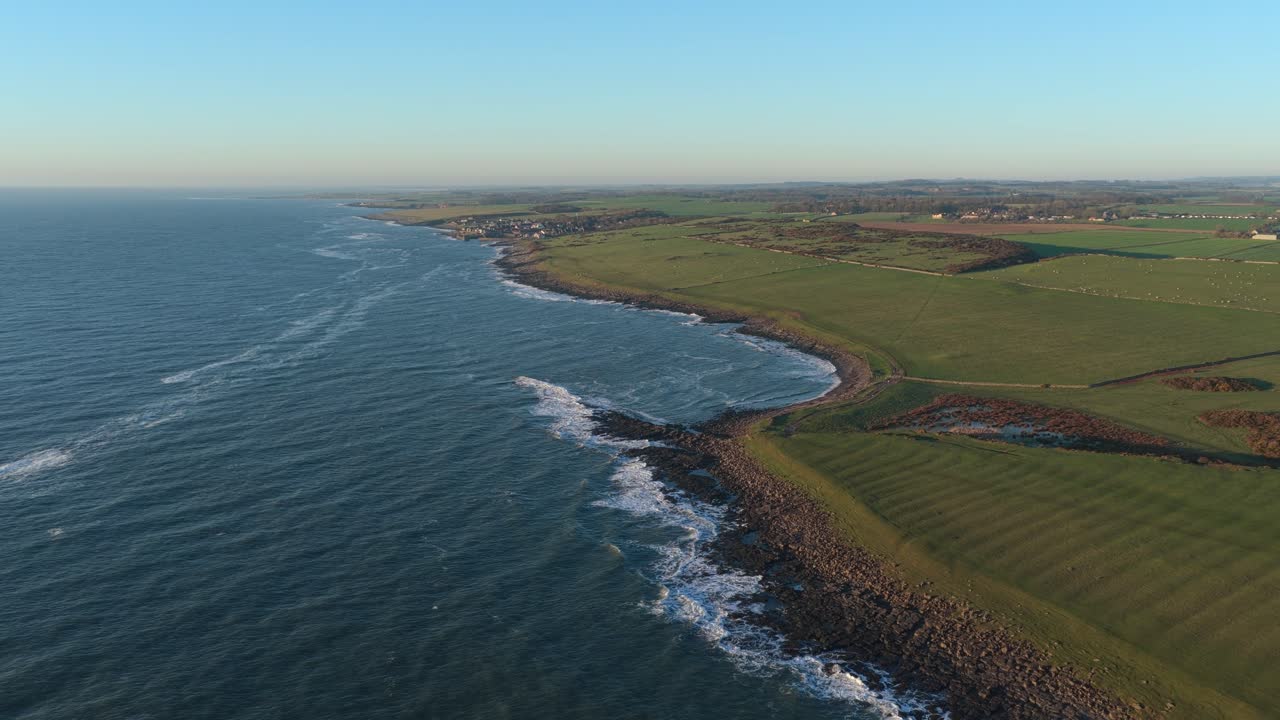 Vue aérienne du château de Dunstanburgh et de la côte du Northumberland au lever du soleil