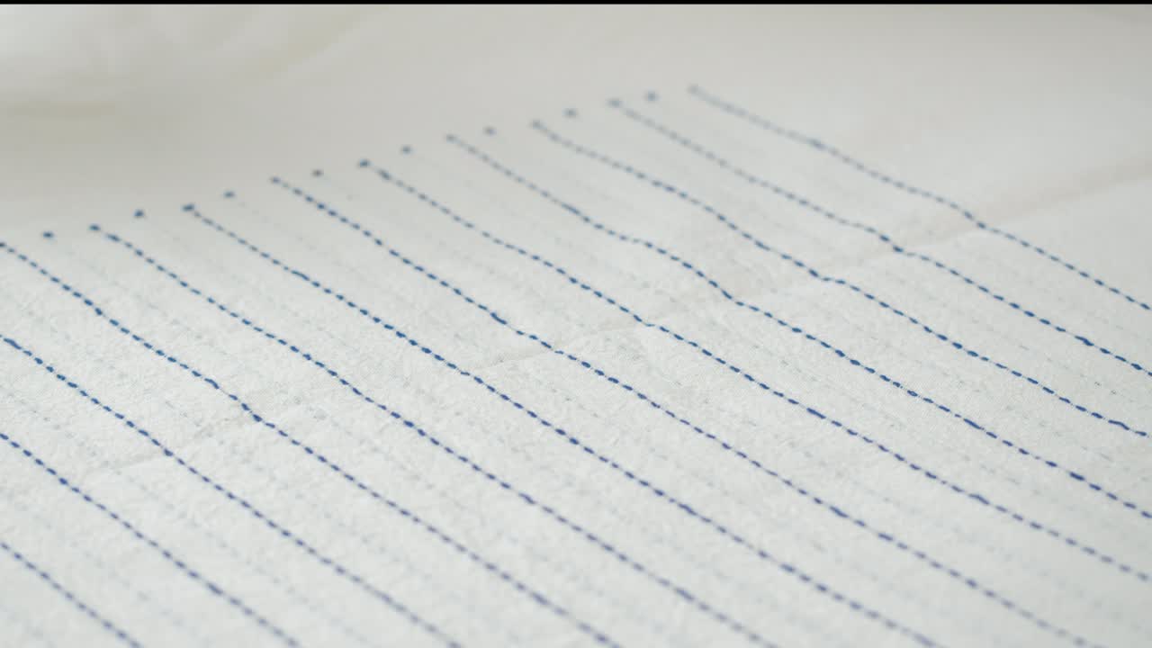 다채로운 버튼이 줄무 천에 떨어지는 클로즈업. 옷을 는 것과 전문적인 바느질 개념. 재료에 대한 버튼 액세서리를 선택하는 것.