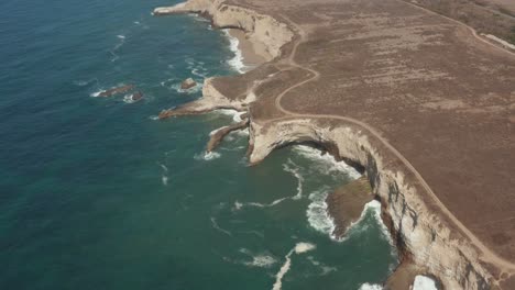 Luftaufnahme-Des-Ozeans-In-Shark-Fin-Cove-Auf-Dem-Highway-1-In-Nordkalifornien