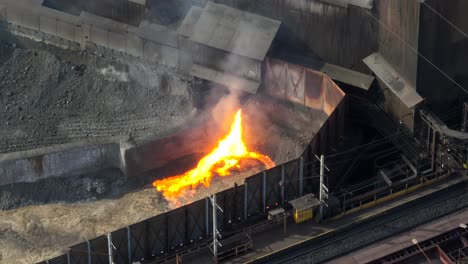 Acero-Fundido-En-Caliente-Arrojado-Desde-El-Edificio-Del-Molino-De-Acero-Uss