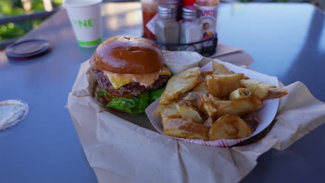 Cheeseburger-Und-Kartoffelecken-Auf-Einem-Tisch