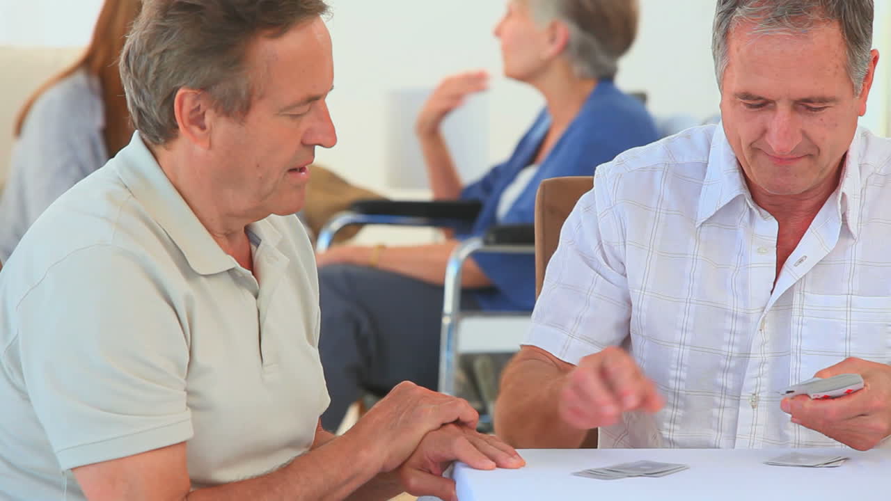 카드를 나누는 남자