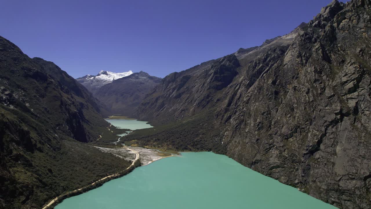 Vista aerea di laghi glaciali turchesi in una valle di montagna