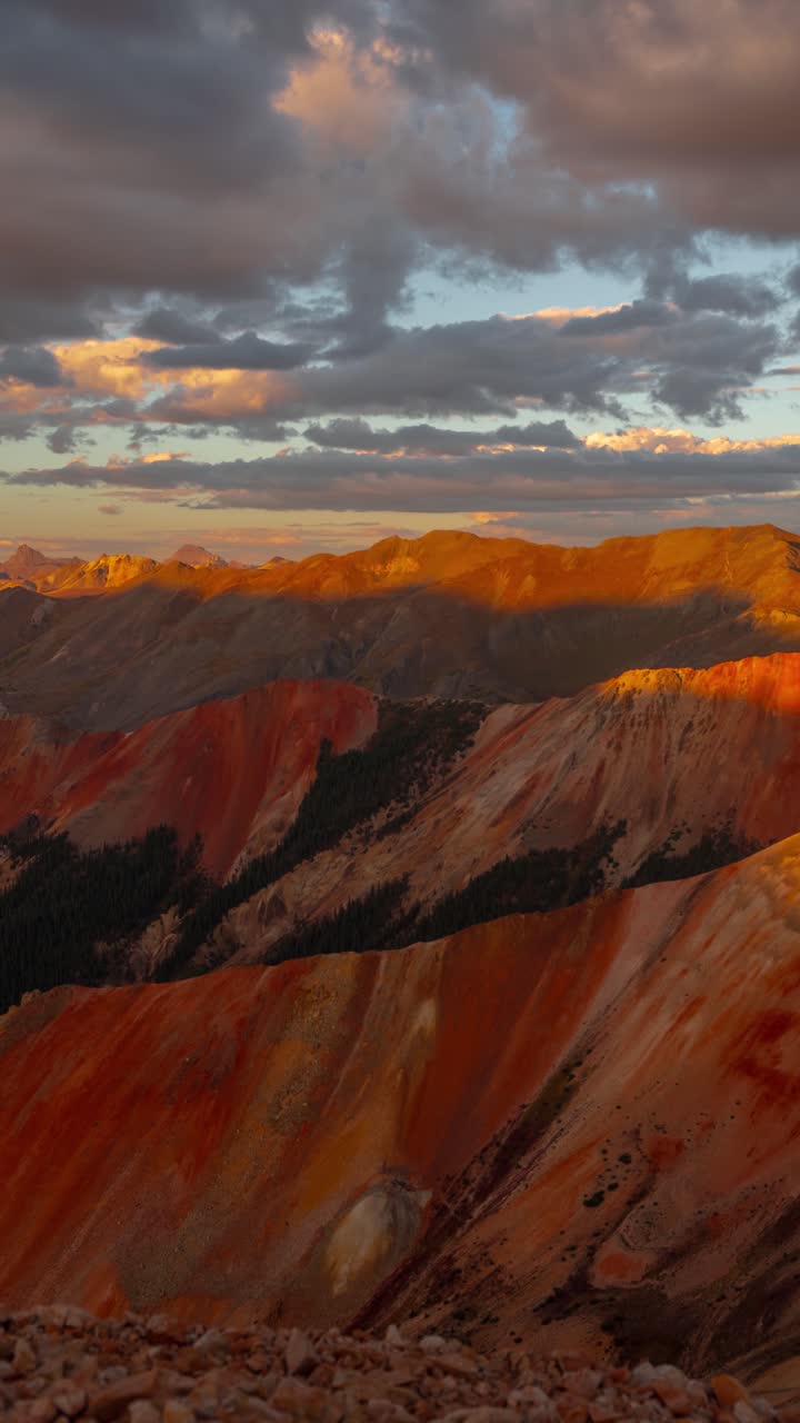 tempos verticales de 4k, nubes que se mueven por encima de las colinas de red mountain pass, colorado, estados unidos